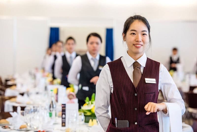 Nhóm ngành dịch vụ du lịch, nhà hàng, khách sạn